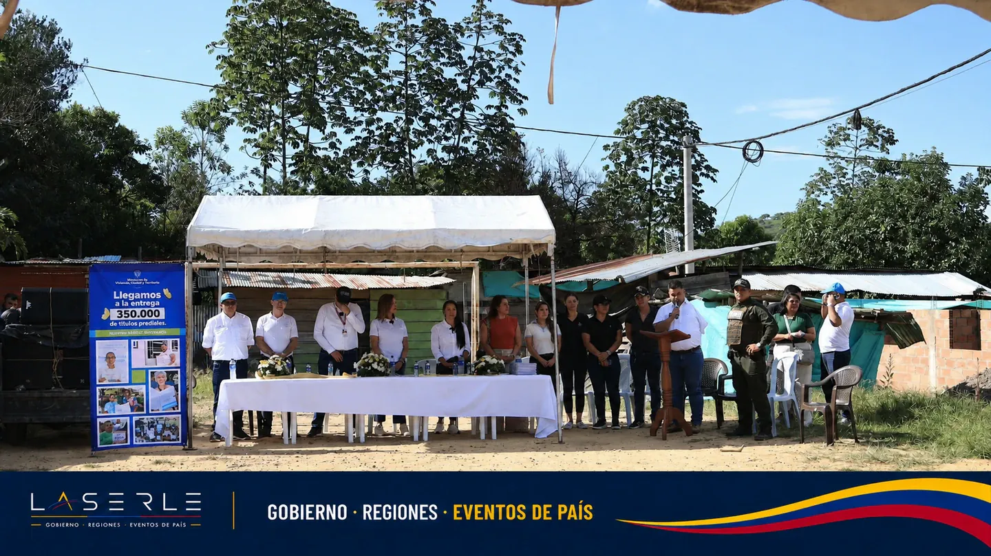 Entrega de títulos prediales bajo carpa oficial