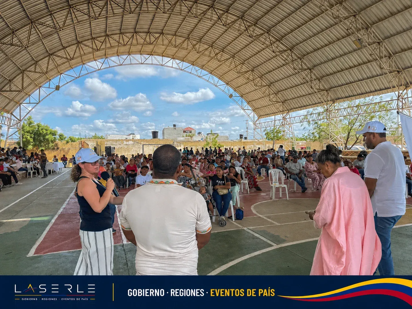 Reunión comunitaria bajo domo deportivo