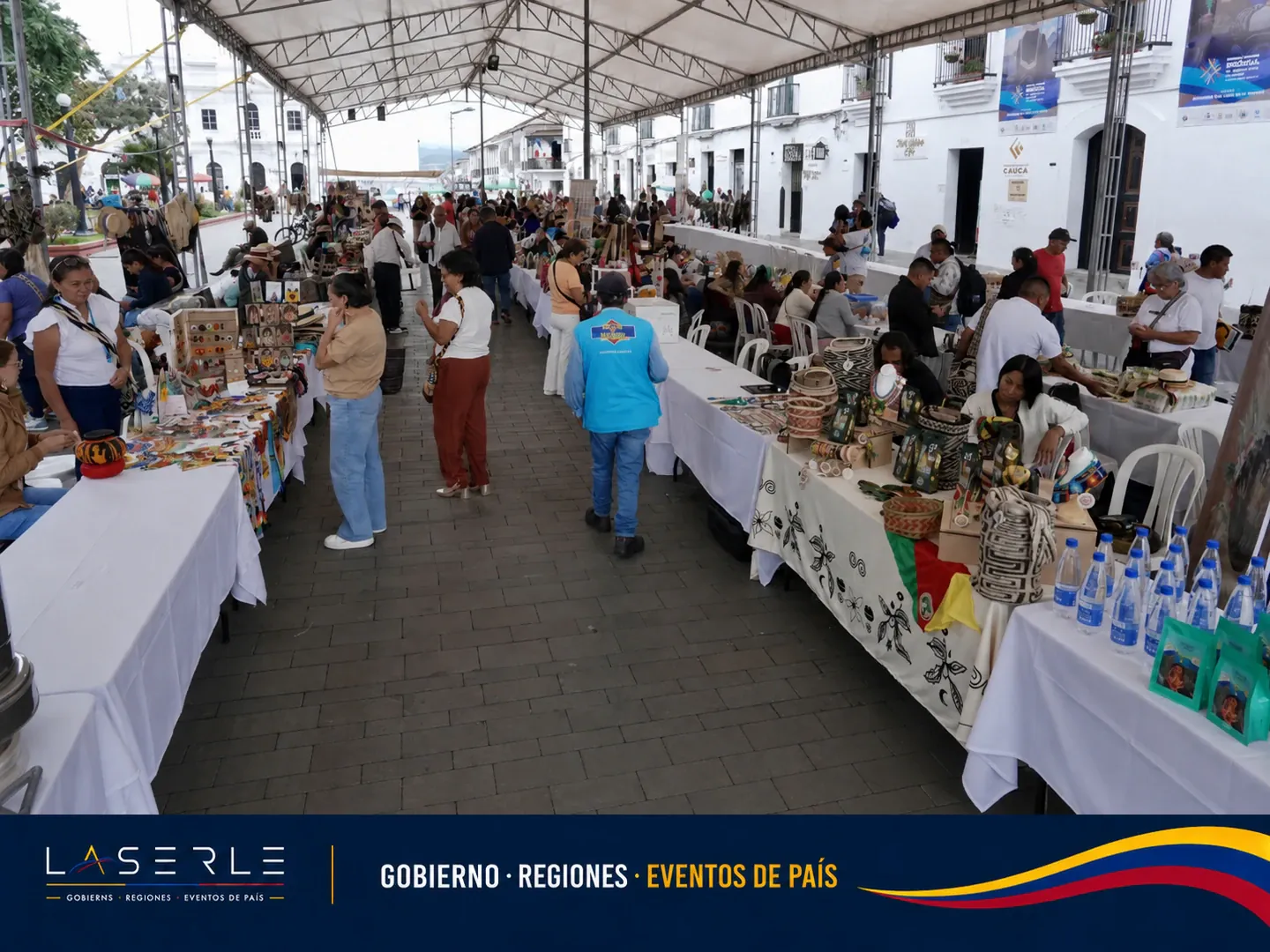 Operación institucional con escenario, equipos y asistentes en territorio