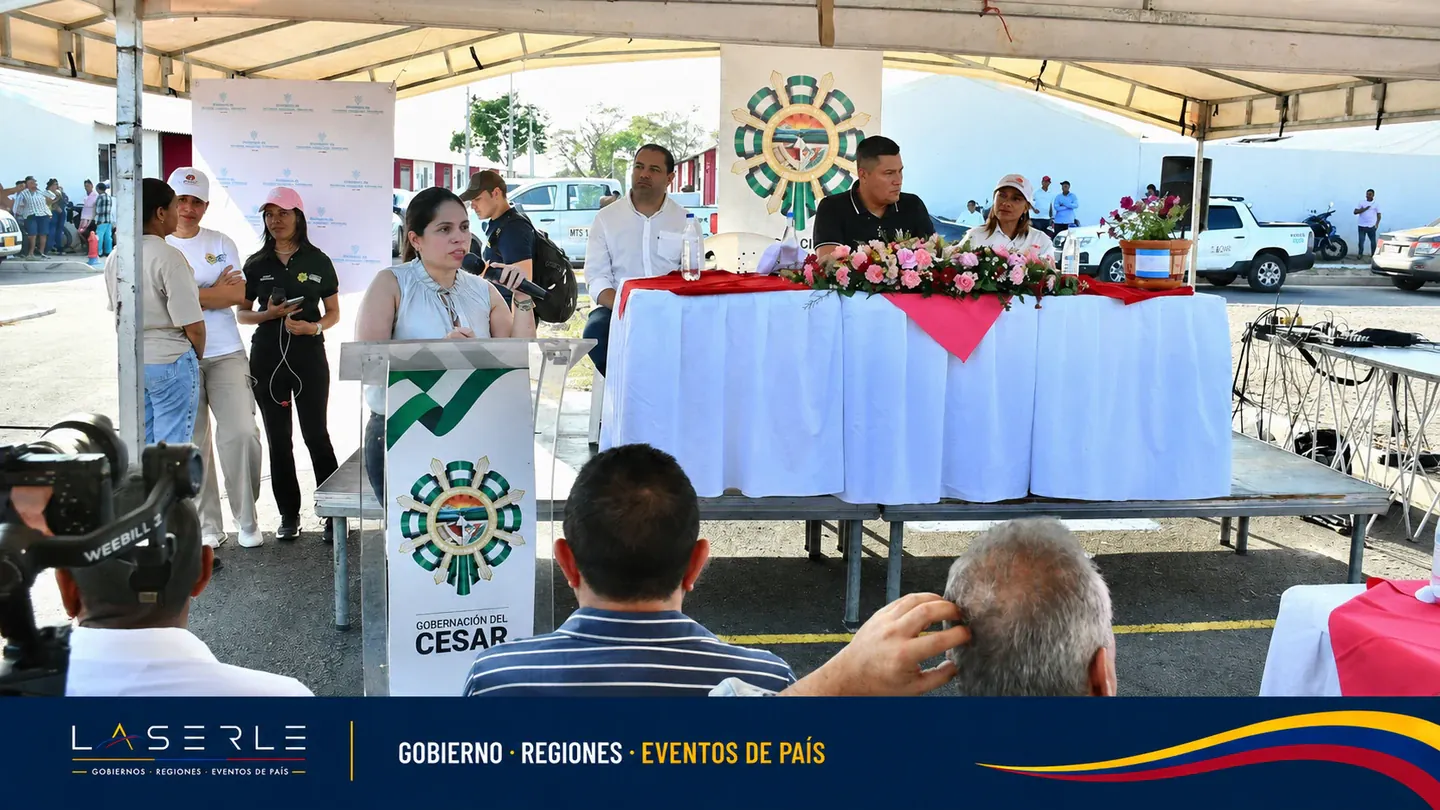 Ceremonia pública bajo un gran toldo blanco