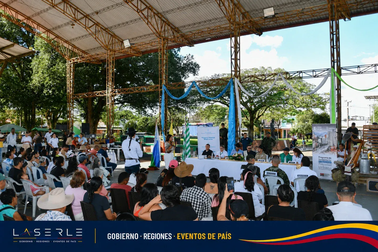 Encuentro institucional con comunidad bajo pabellón