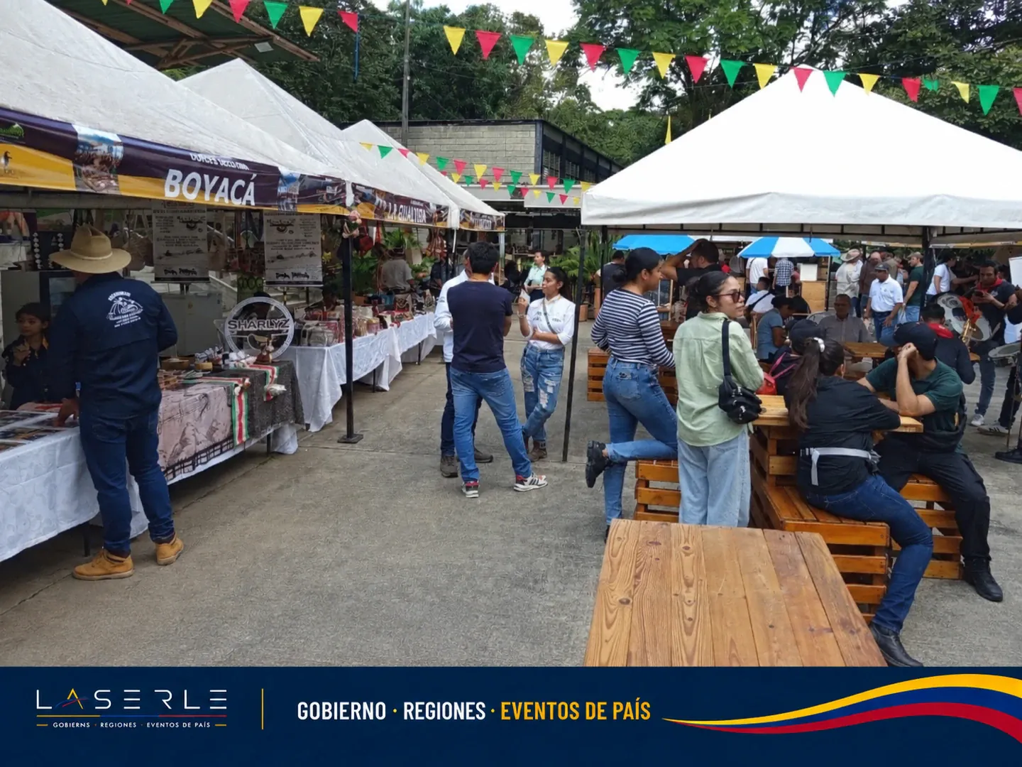 Feria comunitaria bajo banderines coloridos