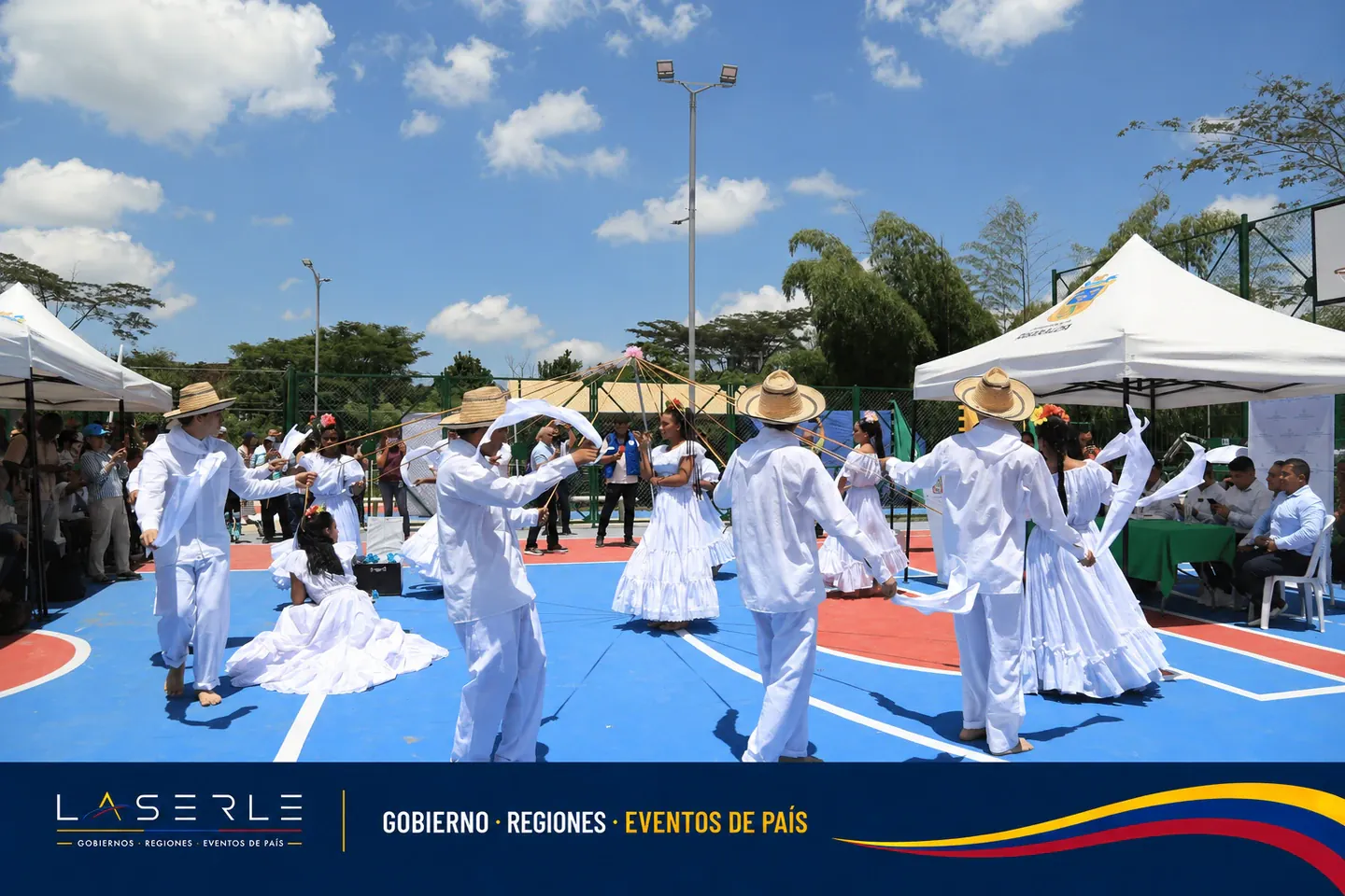 Danza folclórica en la cancha deportiva